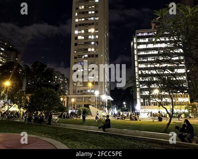 Sao Paulo, Sao Paulo, Brasilien. April 2021. Sao Paulo (SP), 23/04/2021 - PLANO SP/COVID-19/AGLOMERACAO/PRACA ROOSEVELT/SAO PAULO - E grande a movimentacao de pessoas na Praca Roosevelt na regiao Central da cidade de Sao Paulo, nesta Sexta-feira Credit: Leco Viana/TheNEWS2/ZUMA Wire/Alamy Live News Stockfoto