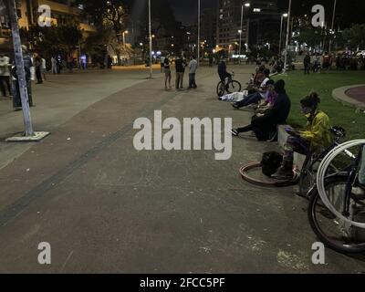 Sao Paulo, Sao Paulo, Brasilien. April 2021. Sao Paulo (SP), 23/04/2021 - PLANO SP/COVID-19/AGLOMERACAO/PRACA ROOSEVELT/SAO PAULO - E grande a movimentacao de pessoas na Praca Roosevelt na regiao Central da cidade de Sao Paulo, nesta Sexta-feira Credit: Leco Viana/TheNEWS2/ZUMA Wire/Alamy Live News Stockfoto