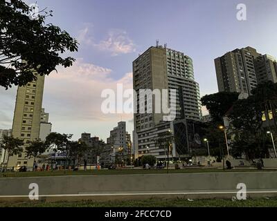 Sao Paulo, Sao Paulo, Brasilien. April 2021. Sao Paulo (SP), 23/04/2021 - PLANO SP/COVID-19/AGLOMERACAO/PRACA ROOSEVELT/SAO PAULO - E grande a movimentacao de pessoas na Praca Roosevelt na regiao Central da cidade de Sao Paulo, nesta Sexta-feira Credit: Leco Viana/TheNEWS2/ZUMA Wire/Alamy Live News Stockfoto