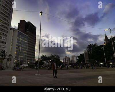 Sao Paulo, Sao Paulo, Brasilien. April 2021. Sao Paulo (SP), 23/04/2021 - PLANO SP/COVID-19/AGLOMERACAO/PRACA ROOSEVELT/SAO PAULO - E grande a movimentacao de pessoas na Praca Roosevelt na regiao Central da cidade de Sao Paulo, nesta Sexta-feira Credit: Leco Viana/TheNEWS2/ZUMA Wire/Alamy Live News Stockfoto