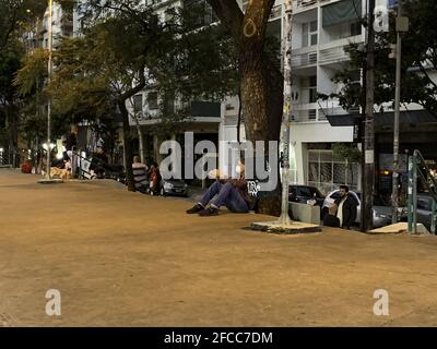 Sao Paulo, Sao Paulo, Brasilien. April 2021. Sao Paulo (SP), 23/04/2021 - PLANO SP/COVID-19/AGLOMERACAO/PRACA ROOSEVELT/SAO PAULO - E grande a movimentacao de pessoas na Praca Roosevelt na regiao Central da cidade de Sao Paulo, nesta Sexta-feira Credit: Leco Viana/TheNEWS2/ZUMA Wire/Alamy Live News Stockfoto