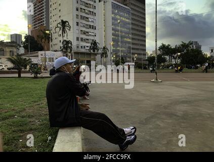 Sao Paulo, Sao Paulo, Brasilien. April 2021. Sao Paulo (SP), 23/04/2021 - PLANO SP/COVID-19/AGLOMERACAO/PRACA ROOSEVELT/SAO PAULO - E grande a movimentacao de pessoas na Praca Roosevelt na regiao Central da cidade de Sao Paulo, nesta Sexta-feira Credit: Leco Viana/TheNEWS2/ZUMA Wire/Alamy Live News Stockfoto