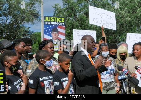 Viera, Brevard County, Florida. USA. 23. April 2021. Ben Crump, der national anerkannte Anwalt für Bürgerrechte und Personenschäden, kehrte nach Brevard County zurück, um sich mit den Familien von AJ Crooms und Sincere Pierce zu treffen, um eine Bundesklage gegen den Sheriff und seinen Stellvertreter einzureichen. Der Staatsanwalt Phil Archer stellte fest, dass die Anwendung von Gewalt durch den Abgeordneten gerechtfertigt war. Foto: Julian Leek/Alamy Live News Stockfoto