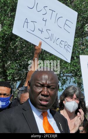 Viera, Brevard County, Florida. USA. 23. April 2021. Ben Crump, der national anerkannte Anwalt für Bürgerrechte und Personenschäden, kehrte nach Brevard County zurück, um sich mit den Familien von AJ Crooms und Sincere Pierce zu treffen, um eine Bundesklage gegen den Sheriff und seinen Stellvertreter einzureichen. Der Staatsanwalt Phil Archer stellte fest, dass die Anwendung von Gewalt durch den Abgeordneten gerechtfertigt war. Foto: Julian Leek/Alamy Live News Stockfoto