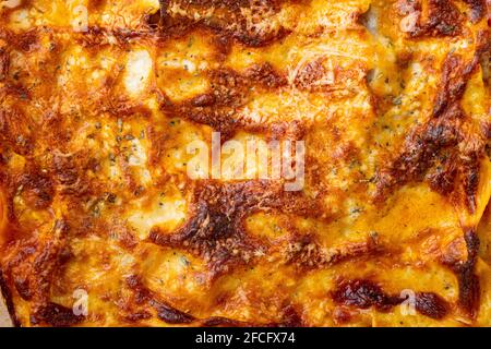 Italienisches Essen. Heiß lecker frisch gebackene Lasagne Set, im Backblech, auf weißem Steinhintergrund, Draufsicht, flaches Lay Stockfoto