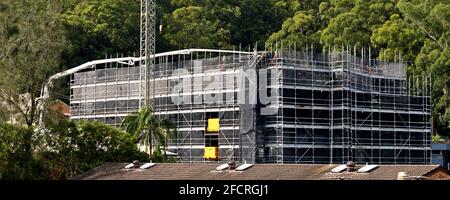 März 30.2021. Die erweiterte Betonauslegerpumpe liefert Material für die Entwicklung neuer Wohneinheiten bei 56-58 Beane St. Gosford, Australien. Stockfoto