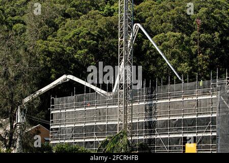 März 30. 2021. Betonboom-Pumpe auf neuer Baustelle mit Buschland-Kulisse. Neue Wohnanlage für sozialen Wohnungsbau bei 56-58 Beane St. Gosford Stockfoto