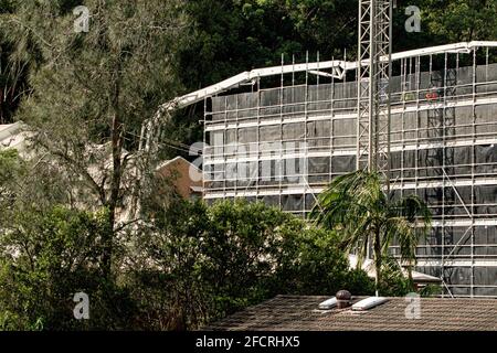 März 30. 2021. Betonpumpen auf einer neuen Baustelle mit Buschland-Kulisse. Neuer sozialer Wohnungsbau bei 56-58 Beane St. Gosford, Australien. Fotoserie. Stockfoto