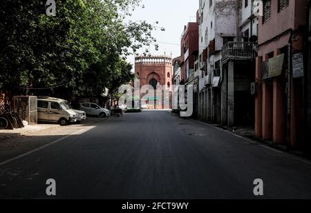 Neu-Delhi, Indien. April 2021. Das historische Jama Masjid wird während der von der Regierung von Delhi verhängten Sperre am Wochenende verlassen dargestellt, um die Ausbreitung der Coronavirus-Krankheit einzudämmen. Indien geht während der zweiten Welle der Covid-19-Pandemie der Sauerstoff aus. Indien verzeichnete an einem einzigen Tag 332,730 neue Covid-19-Fälle und 2,263 Todesfälle an einem letzten Tag. Kredit: SOPA Images Limited/Alamy Live Nachrichten Stockfoto