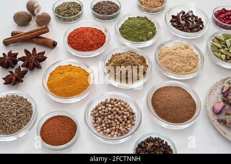 Auswahl an verschiedenen orientalischen Gewürzen in kleinen Glasschalen Stockfoto