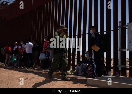 Yuma, Arizona, USA. April 2021. Asylsuchende Migranten ergeben sich an der US-Grenzschutzpolizei an der US-Grenzmauer zu Mexiko in Yuma, AZ. Kredit: Allison Dinner/ZUMA Wire/Alamy Live Nachrichten Stockfoto