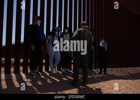 Yuma, Arizona, USA. April 2021. Asylsuchende Migranten ergeben sich an der US-Grenzschutzpolizei an der US-Grenzmauer zu Mexiko in Yuma, AZ. Kredit: Allison Dinner/ZUMA Wire/Alamy Live Nachrichten Stockfoto