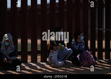 Yuma, Arizona, USA. April 2021. Asylsuchende Migranten ergeben sich an der US-Grenzschutzpolizei an der US-Grenzmauer zu Mexiko in Yuma, AZ. Kredit: Allison Dinner/ZUMA Wire/Alamy Live Nachrichten Stockfoto