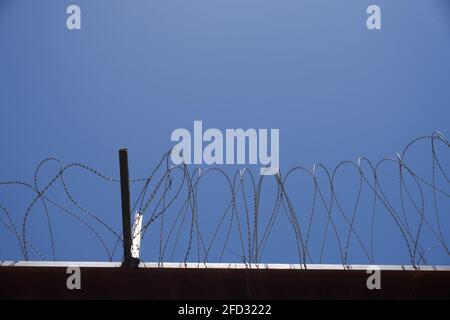 Yuma, Arizona, USA. April 2021. Stacheldraht an der US-Grenzmauer zu Mexiko in Yuma, AZ. Kredit: Allison Dinner/ZUMA Wire/Alamy Live Nachrichten Stockfoto