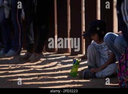 Yuma, Arizona, USA. April 2021. Asylsuchende Migranten ergeben sich an der US-Grenzschutzpolizei an der US-Grenzmauer zu Mexiko in Yuma, AZ. Kredit: Allison Dinner/ZUMA Wire/Alamy Live Nachrichten Stockfoto