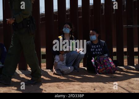 Yuma, Arizona, USA. April 2021. Asylsuchende Migranten ergeben sich an der US-Grenzschutzpolizei an der US-Grenzmauer zu Mexiko in Yuma, AZ. Kredit: Allison Dinner/ZUMA Wire/Alamy Live Nachrichten Stockfoto