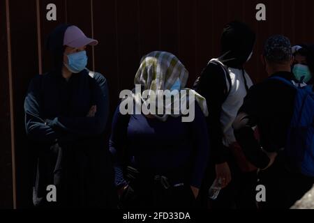 Yuma, Arizona, USA. April 2021. Asylsuchende Migranten ergeben sich an der US-Grenzschutzpolizei an der US-Grenzmauer zu Mexiko in Yuma, AZ. Kredit: Allison Dinner/ZUMA Wire/Alamy Live Nachrichten Stockfoto