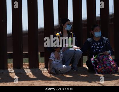 Yuma, Arizona, USA. April 2021. Asylsuchende Migranten ergeben sich an der US-Grenzschutzpolizei an der US-Grenzmauer zu Mexiko in Yuma, AZ. Kredit: Allison Dinner/ZUMA Wire/Alamy Live Nachrichten Stockfoto