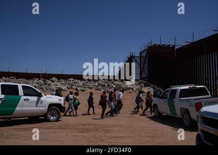 Yuma, Arizona, USA. April 2021. Asylsuchende Migranten ergeben sich an der US-Grenzschutzpolizei an der US-Grenzmauer zu Mexiko in Yuma, AZ. Kredit: Allison Dinner/ZUMA Wire/Alamy Live Nachrichten Stockfoto