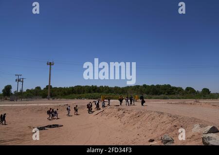 Yuma, Arizona, USA. April 2021. Asylsuchende Migranten ergeben sich an der US-Grenzschutzpolizei an der US-Grenzmauer zu Mexiko in Yuma, AZ. Kredit: Allison Dinner/ZUMA Wire/Alamy Live Nachrichten Stockfoto