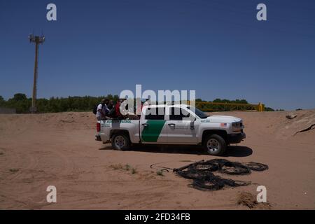 Yuma, Arizona, USA. April 2021. Asylsuchende Migranten ergeben sich an der US-Grenzschutzpolizei an der US-Grenzmauer zu Mexiko in Yuma, AZ. Kredit: Allison Dinner/ZUMA Wire/Alamy Live Nachrichten Stockfoto