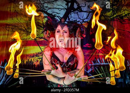 Circus of Horrors tourte mit Anastasia IV während einer Trainings- und Probenstunde in Wookey Hole, Somerset, um sich auf die Rückkehr der Live-Auftritte vorzubereiten. Bilddatum: Freitag, 23. April 2021. Stockfoto