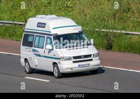 2003 VW Volkswagen Transporter TDI Auto-Schlafwagen; Wohnwagen Reisemobile, Wohnmobil auf britischen Straßen, Wohnmobil-Freizeitfahrzeug, Familienurlaub, Caravanettenurlaub, Touring Caravan Urlaub, Van-Umbauten, Vanagon autohome, Wohnmobil auf der Straße, Großbritannien Stockfoto
