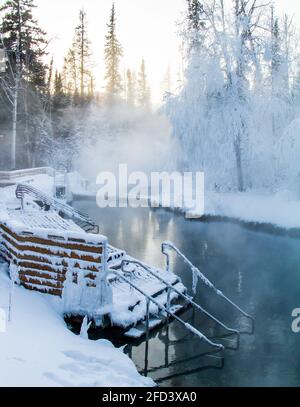 Liard Hot Springs im Norden von British Columbia im Winter, auf dem Alaska Highway, südlich der Grenze zum Yukon. Das Hotel liegt im üppigen borealen Wald, wild und abgelegen.hots Stockfoto