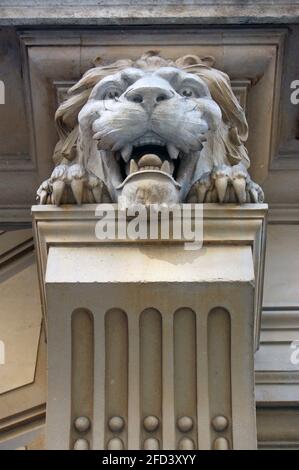 Ein Steinlöwe, der die Oberseite eines Pilasters schmückt An der Fassade eines viktorianischen Bürogebäudes im Zentrum der City of London Finanzdistr Stockfoto