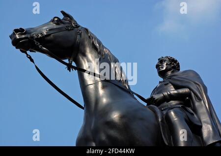 Eine Reiterstatue des Herzogs von Wellington im Zentrum der City of London. Feldmarschall Arthur Wellesley der 1. Herzog von Wellington war Prime Mi Stockfoto