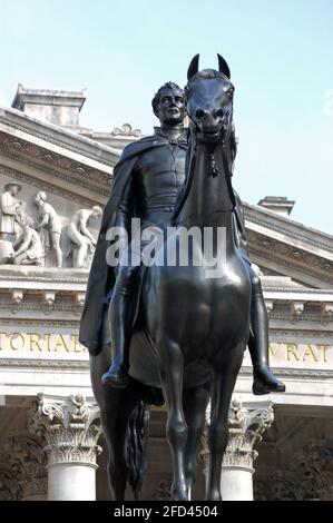 Eine Reiterstatue des Herzogs von Wellington vor dem Gebäude der Royal Exchange im Zentrum der City of London. Feldmarschall Arthur Wellesley Stockfoto