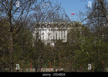 Prag, Tschechische Republik - April 23 2021: Russische Botschaft in Prag mit russischer Flagge Stockfoto