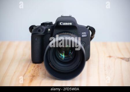 Galle, Sri Lanka - 02 18 2021: Canon EOS 800D auch bekannt als Rebel t7i DSLR-Kamera und das montierte Tokina 100mm 2.8 Makro-Objektiv mit Objektivdeckel Vorderansicht Stockfoto