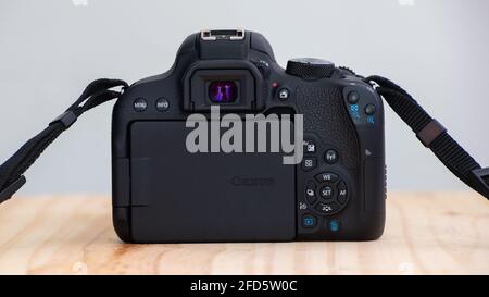 Galle, Sri Lanka - 02 18 2021: Canon EOS Rebel t7i DSLR Kamera zurück mit Sucher und alle Drehregler und Tasten, Halsleine befestigt Stockfoto