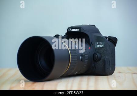 Galle, Sri Lanka - 02 18 2021: Canon EOS Rebel t7i DSLR-Kamera und ein Objektiv mit Festbrennweite mit aufgehauter Streulichtblende, Canon Logo oben mit dem Modellnamen. Stockfoto