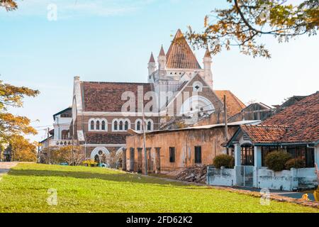 Schöne malerische Aussicht auf altes Gebäude Trio, All saint's Kirche, Galle Bibliothek und Fort Postamt in einem Landschaftsfoto. Baum Zweig gucken Stockfoto