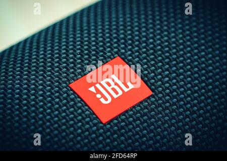 Galle, Sri Lanka - 02 19 2021: Orangefarbenes JBL Logo auf dem schwarzen Ladegerät 4 Nahaufnahme. Stockfoto