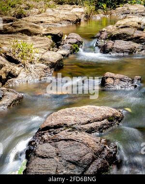 Wasserstrom und Felsen in Bambarawana, Aufnahme des Wasserflusses am Mittag, kleine Wasserfälle. Stockfoto