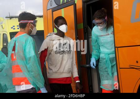 Spanien. April 2021. Im Hafen von Los Cristianos wurden 51 Einwanderer behandelt, mehr als 10 wurden in Krankenwagen in Krankenhäuser in kritischem Zustand verlegt, sie wurden durch Seenotrettung gerettet. (Foto von Mercedes Menendez/Pacific Press) Quelle: Pacific Press Media Production Corp./Alamy Live News Stockfoto