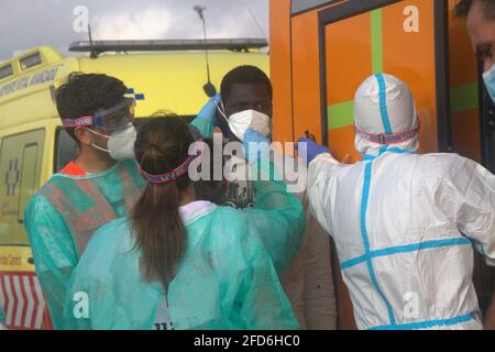 Spanien. April 2021. Im Hafen von Los Cristianos wurden 51 Einwanderer behandelt, mehr als 10 wurden in Krankenwagen in Krankenhäuser in kritischem Zustand verlegt, sie wurden durch Seenotrettung gerettet. (Foto von Mercedes Menendez/Pacific Press) Quelle: Pacific Press Media Production Corp./Alamy Live News Stockfoto