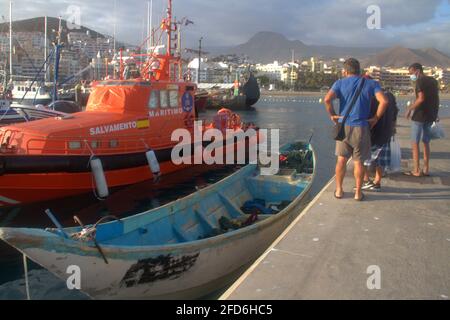 Spanien. April 2021. Im Hafen von Los Cristianos wurden 51 Einwanderer behandelt, mehr als 10 wurden in Krankenwagen in Krankenhäuser in kritischem Zustand verlegt, sie wurden durch Seenotrettung gerettet. (Foto von Mercedes Menendez/Pacific Press) Quelle: Pacific Press Media Production Corp./Alamy Live News Stockfoto