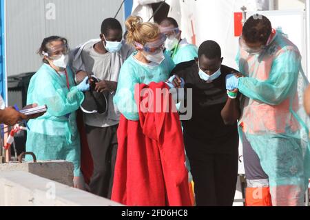 Spanien. April 2021. Im Hafen von Los Cristianos wurden 51 Einwanderer behandelt, mehr als 10 wurden in Krankenwagen in Krankenhäuser in kritischem Zustand verlegt, sie wurden durch Seenotrettung gerettet. (Foto von Mercedes Menendez/Pacific Press) Quelle: Pacific Press Media Production Corp./Alamy Live News Stockfoto