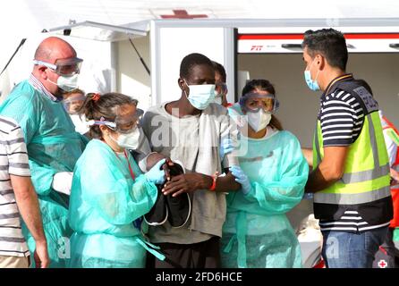 Spanien. April 2021. Im Hafen von Los Cristianos wurden 51 Einwanderer behandelt, mehr als 10 wurden in Krankenwagen in Krankenhäuser in kritischem Zustand verlegt, sie wurden durch Seenotrettung gerettet. (Foto von Mercedes Menendez/Pacific Press) Quelle: Pacific Press Media Production Corp./Alamy Live News Stockfoto