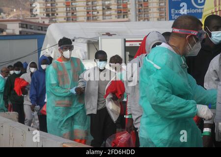 Spanien. April 2021. Im Hafen von Los Cristianos wurden 51 Einwanderer behandelt, mehr als 10 wurden in Krankenwagen in Krankenhäuser in kritischem Zustand verlegt, sie wurden durch Seenotrettung gerettet. (Foto von Mercedes Menendez/Pacific Press) Quelle: Pacific Press Media Production Corp./Alamy Live News Stockfoto