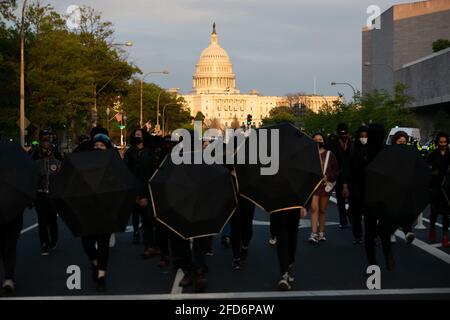 Washington, USA. April 2021. Demonstranten marschieren am Freitag, den 23. April, in der Nähe des US-Kapitols in Washington, DC, gegen Polizeigewalt. 2021, inmitten der Coronavirus-Pandemie. Nach dem Derek Chauvin-Urteil in Minnesota und der Tötung von Ma'Khia Bryant in Ohio marschierten Demonstranten, um die Rechenschaftspflicht der Polizei zu fordern. (Graeme Sloan/Sipa USA) Quelle: SIPA USA/Alamy Live News Stockfoto