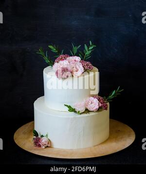 Orangen-Frischkäse-Kuchen mit Rosen und Pistazien Stockfoto