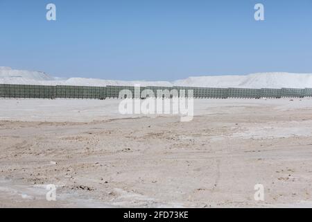 Asbestbergwerk im Freien und Stahlrahmenzaun Stockfoto