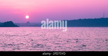 Farbenfroher Meeresstrand-Sonnenaufgang in Galle, magisches und romantisches tropisches Inselklima und Atmosphäre für einen tollen Urlaub. Aufgehende Sonne über dem Meer Stockfoto