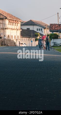 Galle, Südprovinz, Sri Lanka - 02 12 2021: Touristen genießen den Abend, zu Fuß durch malerische Straßen in Galle Fort, eine ikonische und historische l Stockfoto