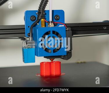 Ein 3d-Drucker bei der Arbeit, der ein benutzerdefiniertes 3d-Modell erstellt Stockfoto